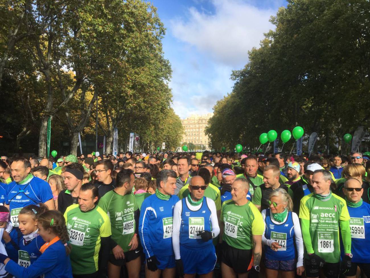 Participantes en la marcha contra el cáncer de Valladolid momentos antes de la salida / MANUEL RODRIGUEZ